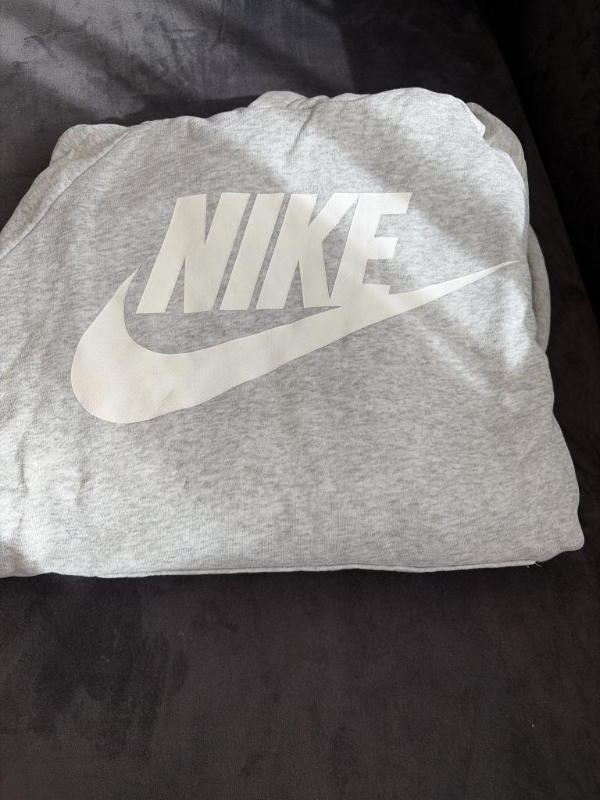 A nike grá peysa