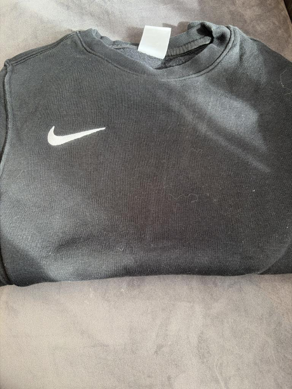 a svört nike peysa