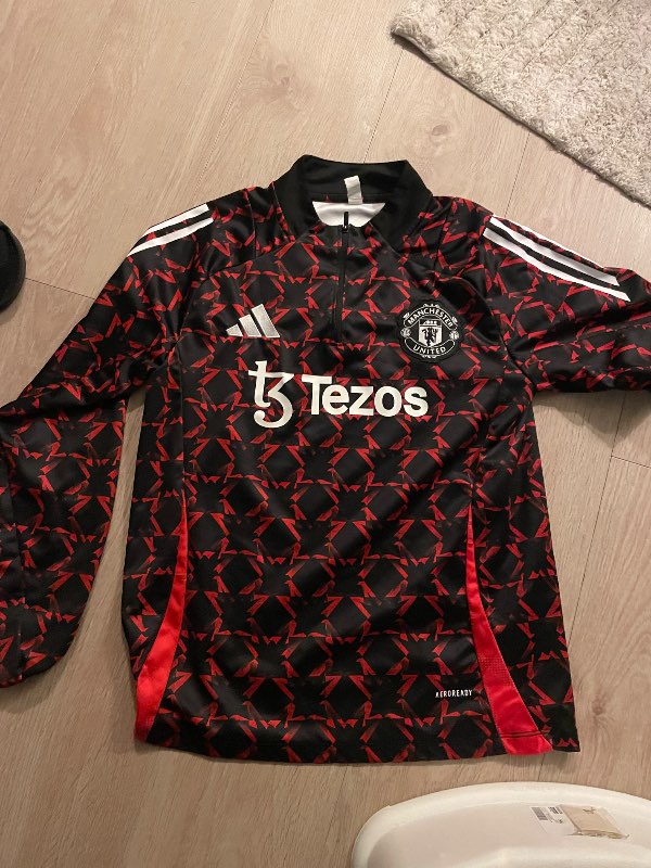 Manchester United æfingapeysa