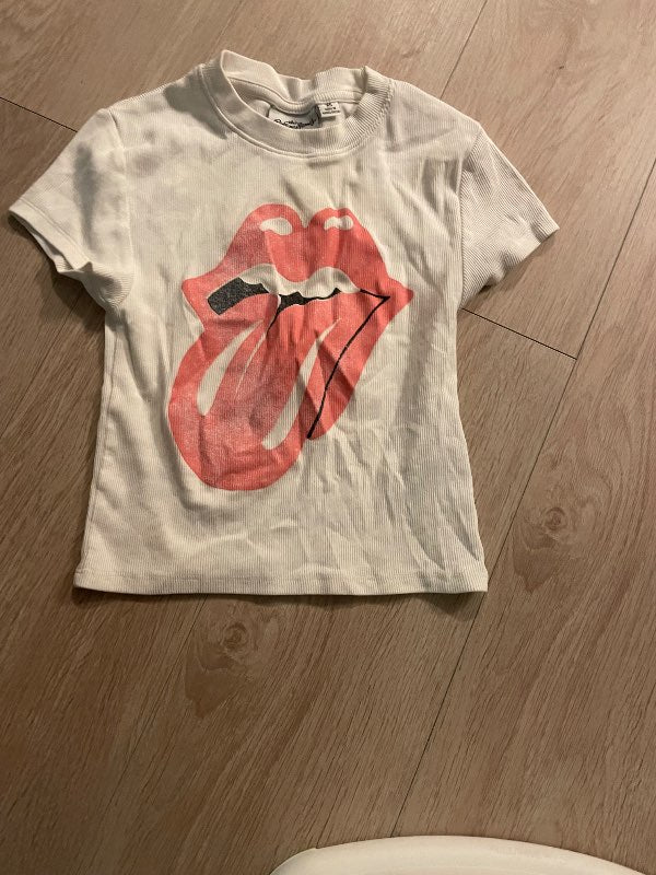 hvitur stuttur kiss bolur