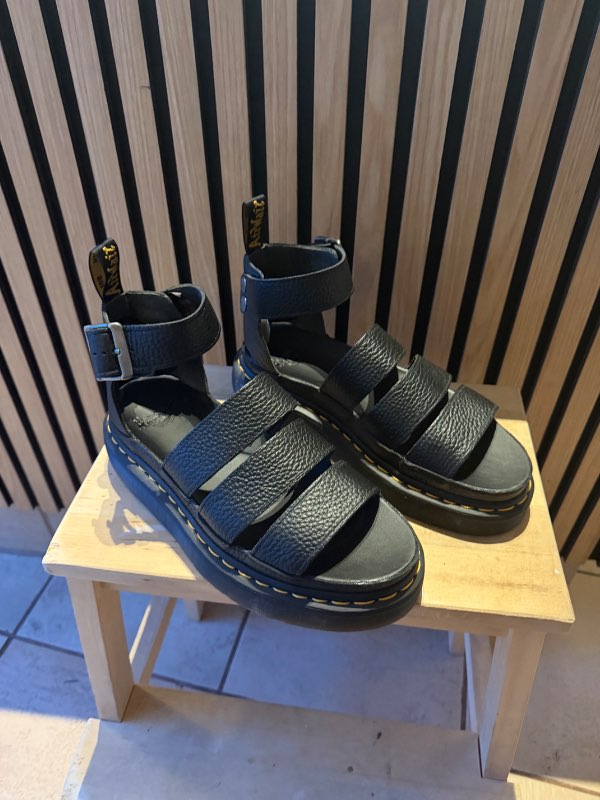 Dr. Martens sandalar