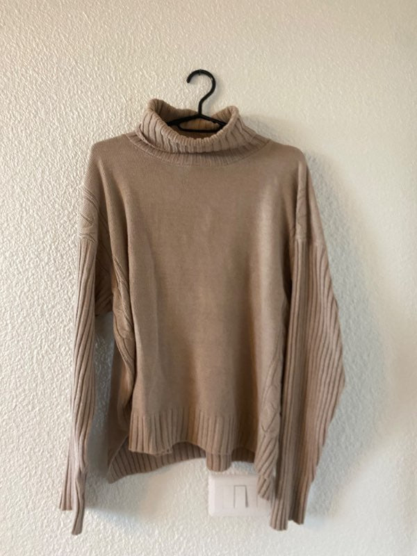 beige rúllukragapeysa