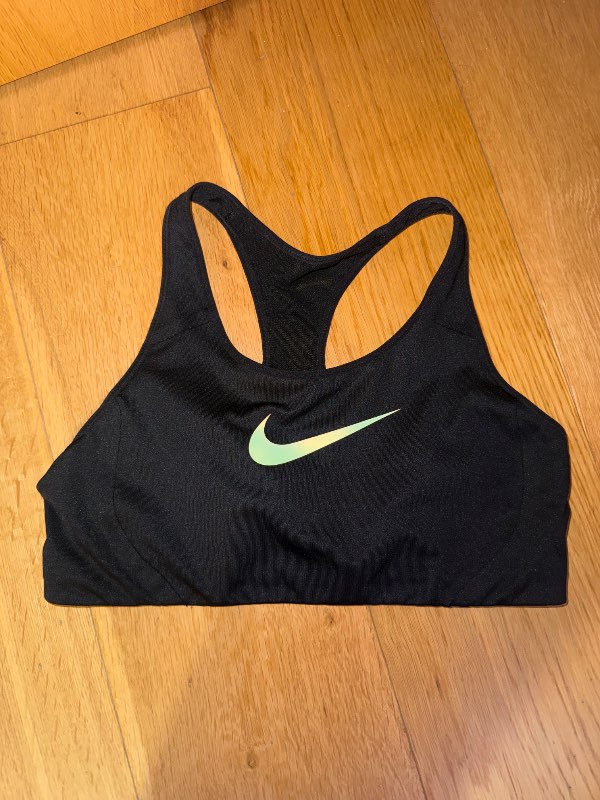 Svartur Nike íþróttatoppur