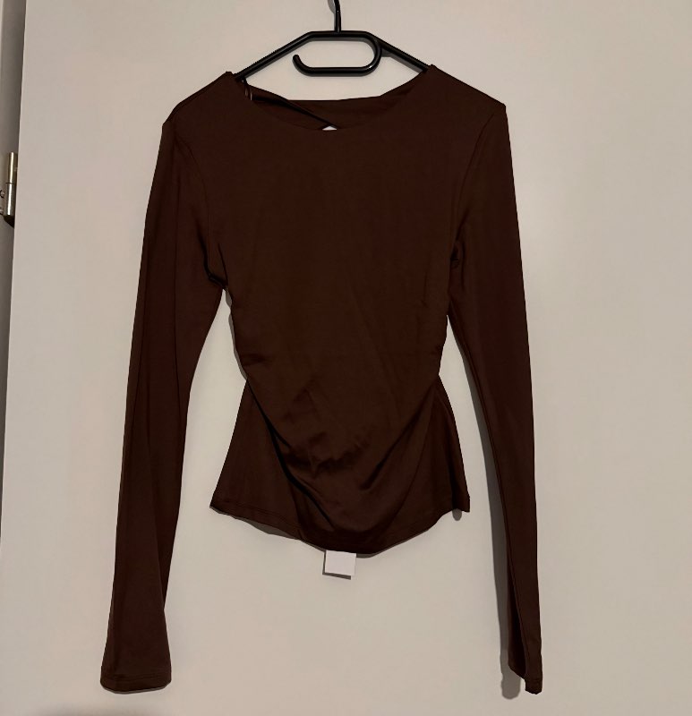 Gina tricot toppur brúnn opið bak