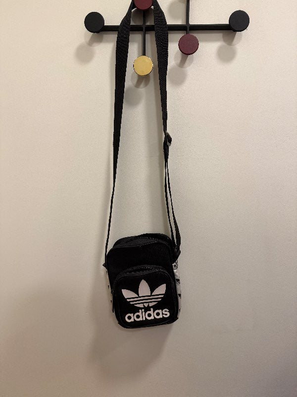 Adidas hliðartaska