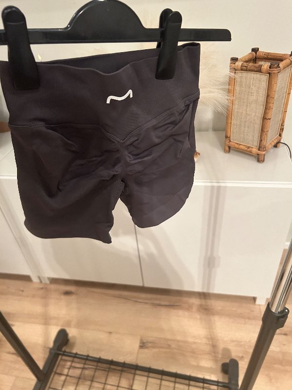 Dökkgráar mettasport æfingarstuttbuxur
