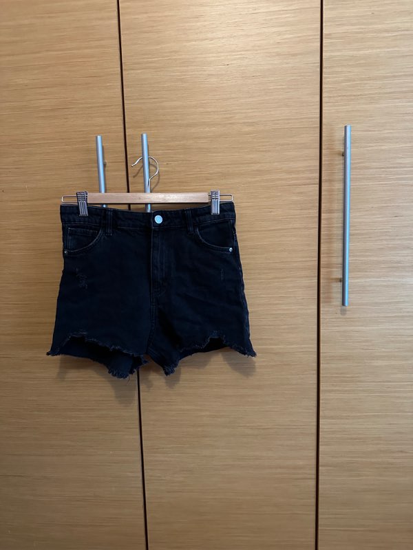 Svartar gallastuttbuxur