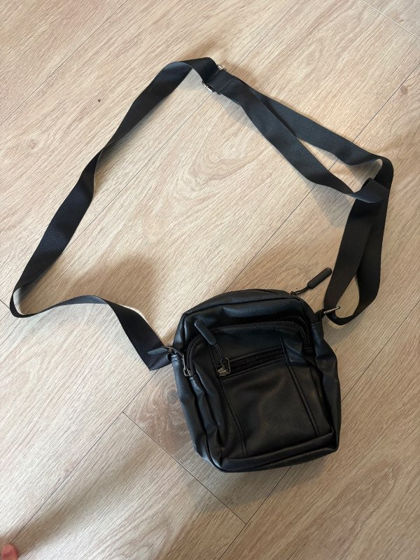 Svört taska stillanleg
