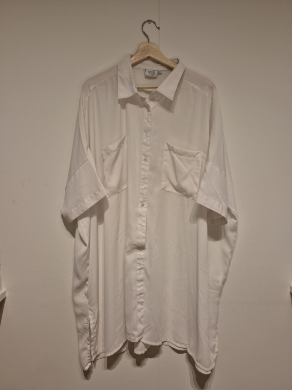 Skyrta stutterma oversized hvít - E