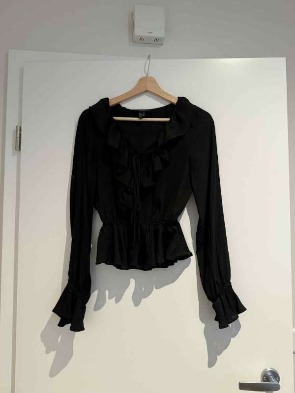 svört blússa - AMG