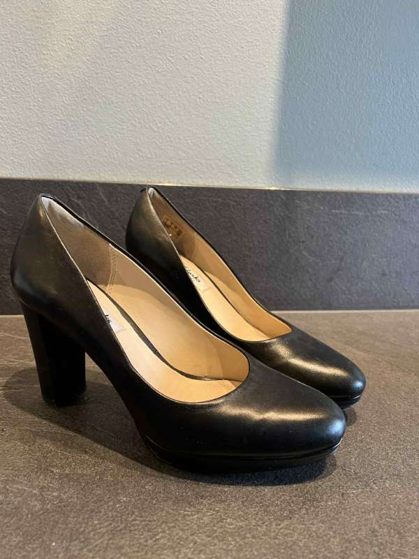 Svartir Clarks hælaskór