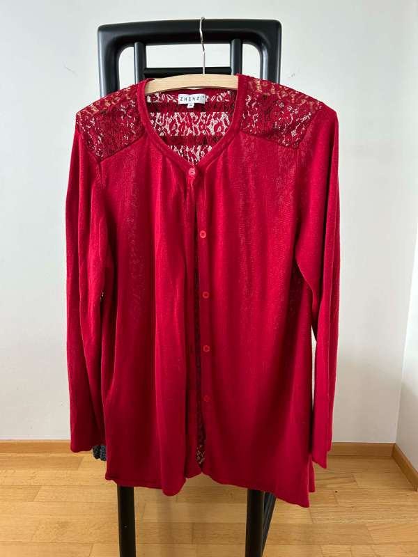 Peysa rauð með blúndu í baki