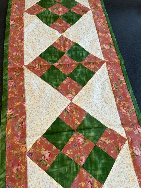 Bútasaumsdúkur ílangur m.grænu/drapplitu