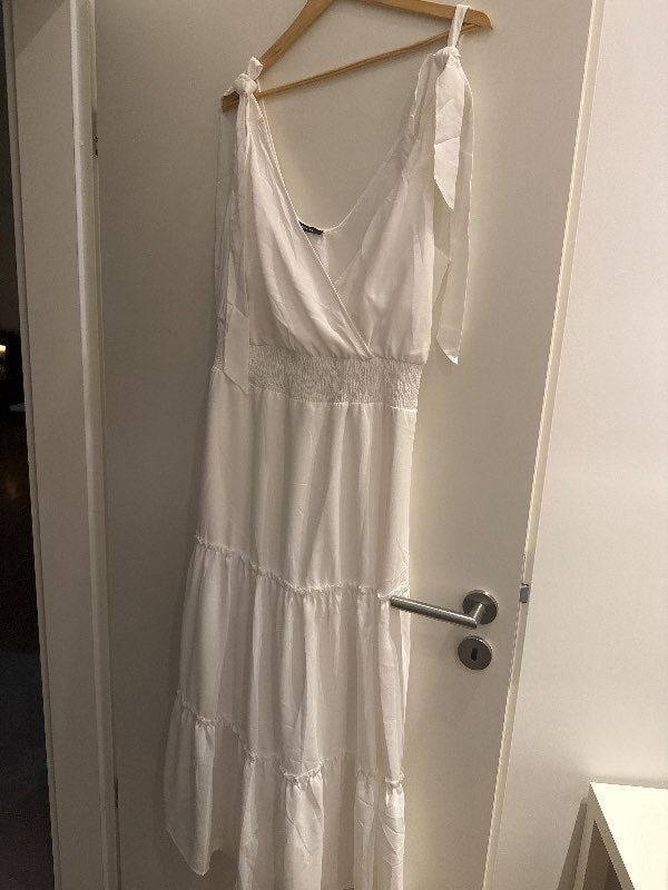 Hvítur síður kjóll