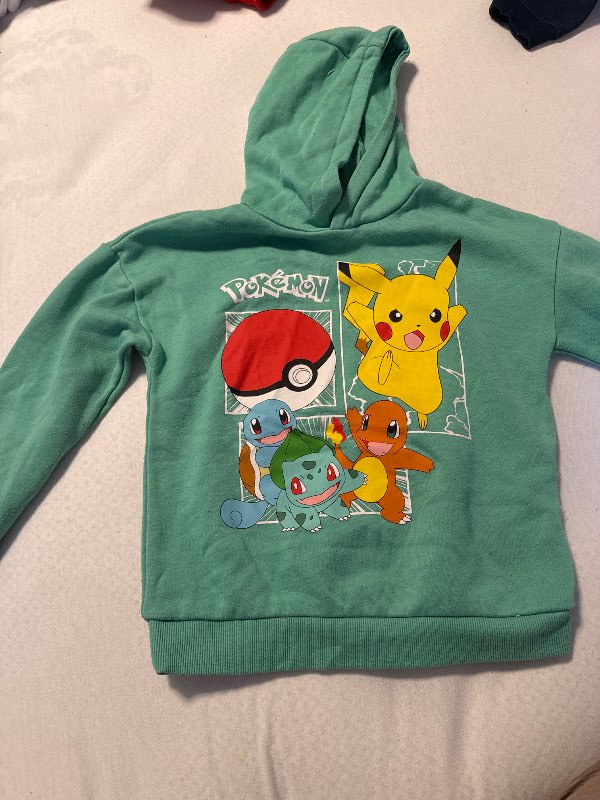 Pokemon peysa græn