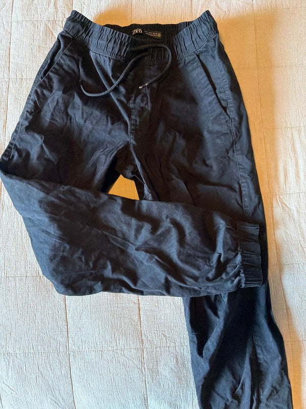 Svartar stroffbuxur
