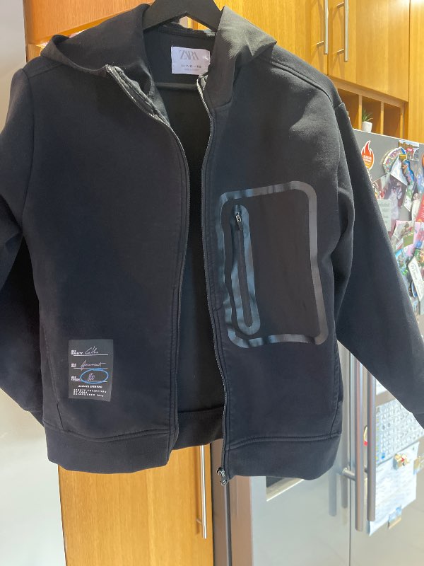 Zara hettupeysa rennd svört