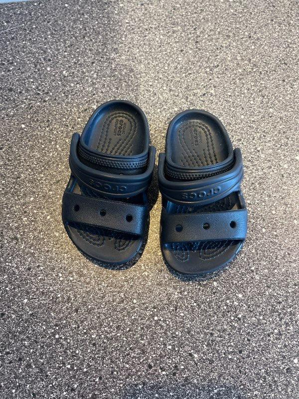 Crocs sandalar