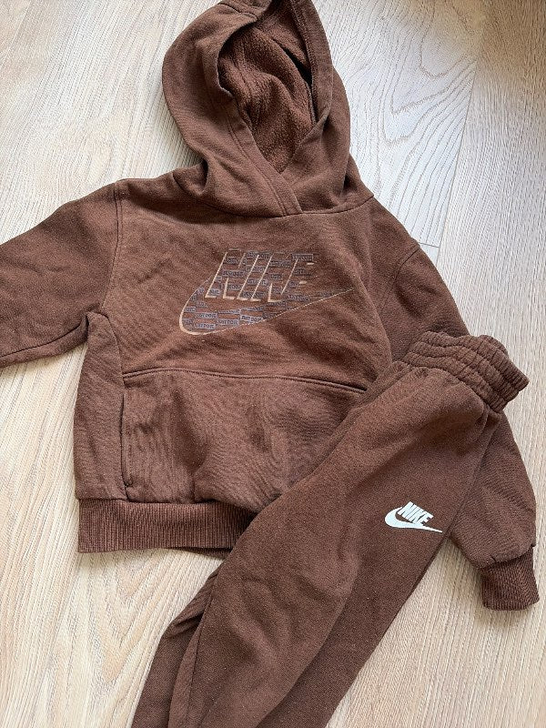 Nike galli brúnn