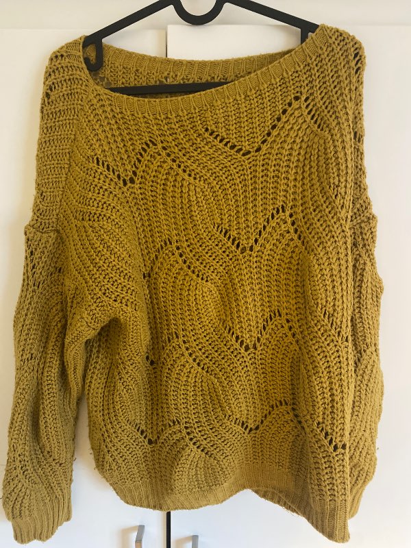 yellow sweater M