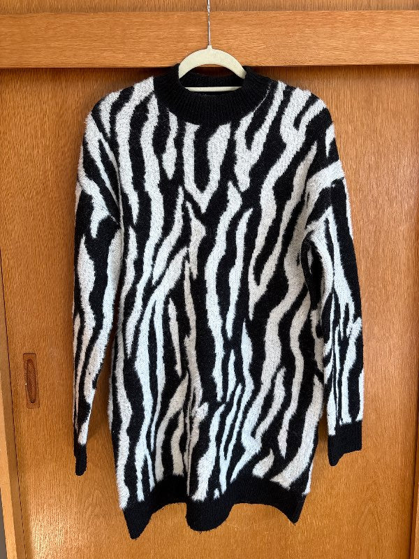 Mjúkur zebra peysukjóll