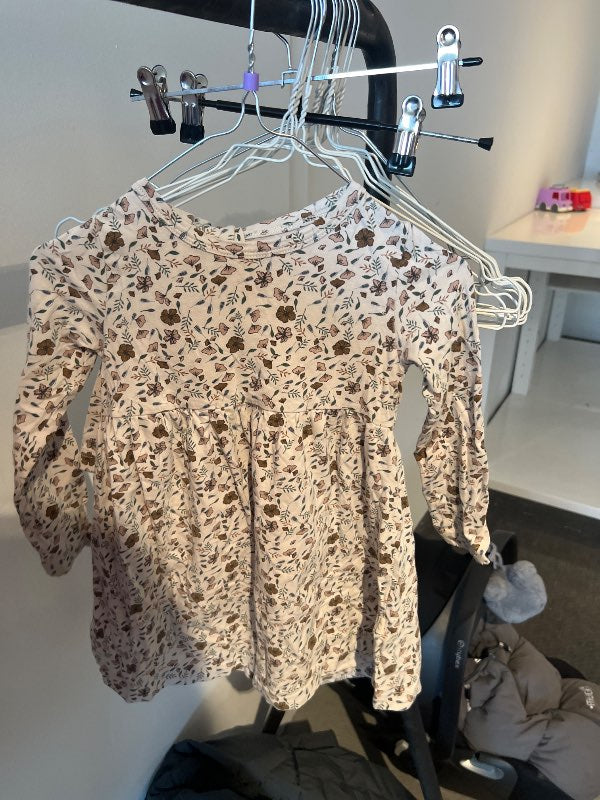 Petit kjóll (buxur fylgja með)