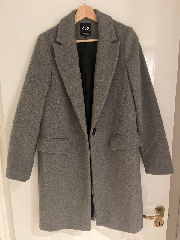 Grá kápa úr zöru