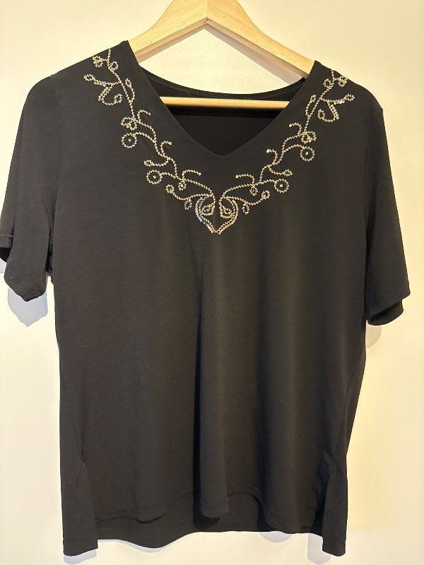 Svartur bolur með pelletu