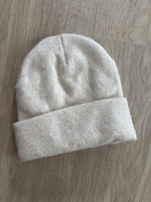 Ljós húfa