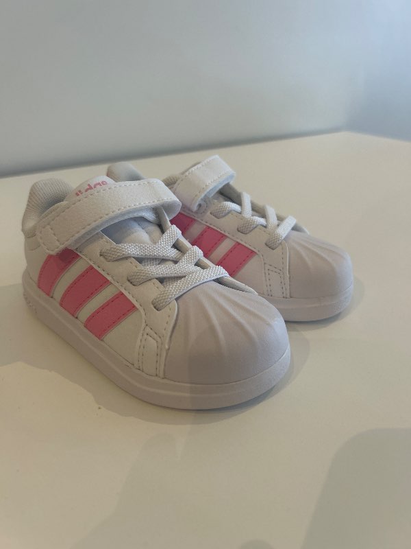 Hvitir og bleikir adidas skór