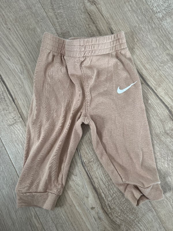 ljósbrúnar nike buxur
