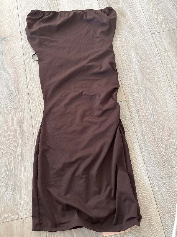Brúnn ermalaus kjoll