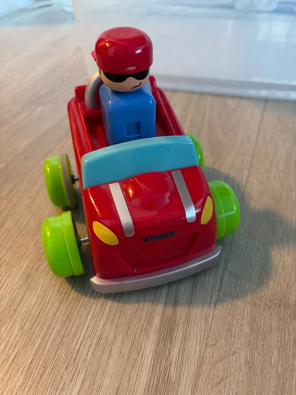 Tomy rauður bíll