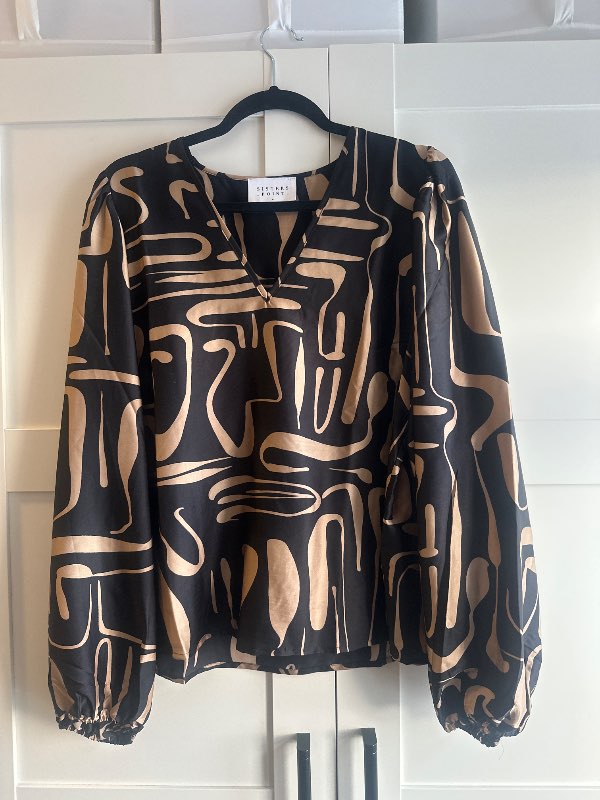 Sisters point skyrta