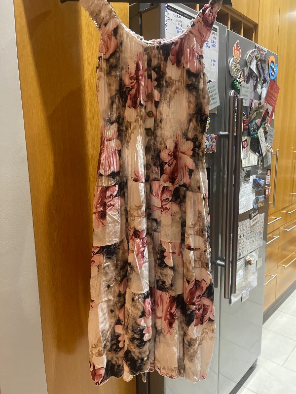 Hvitur með bleikum blóm kjóll