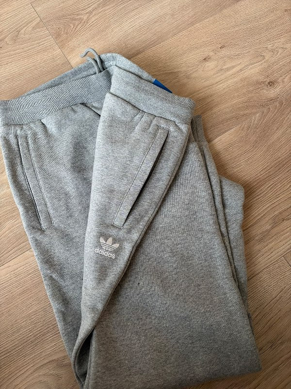 Adidas gráar buxur