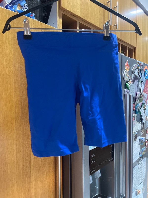 Bláar hjólabuxur stanno