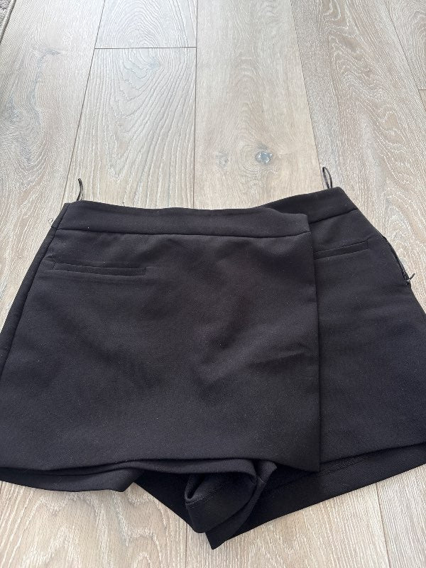 Zara stuttbuxna pils svartar