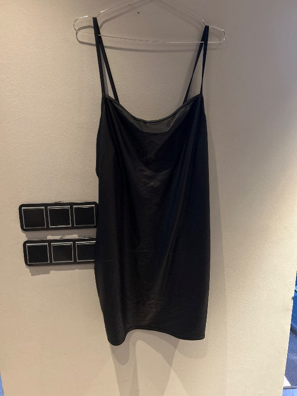 Boohoo faux leðurkjóll