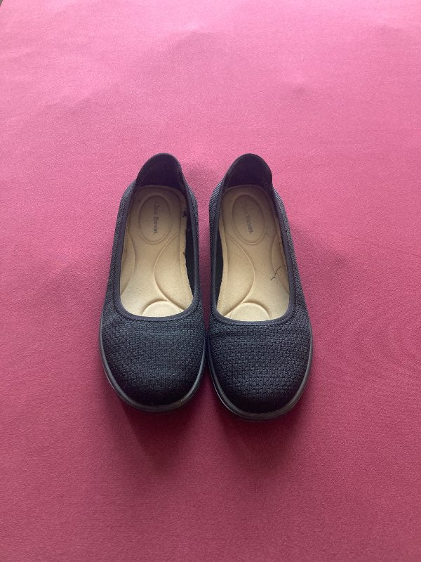 Black ballerina shoes
