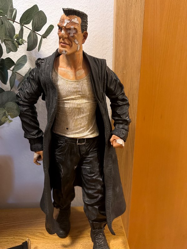 statue man