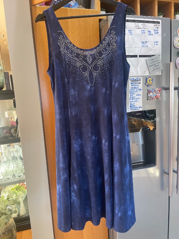 Blár kjóll með steinum