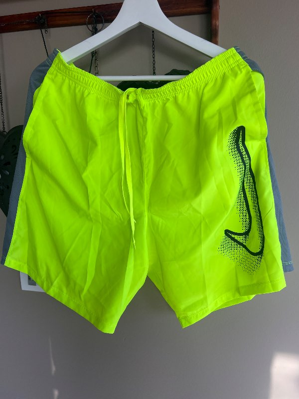 Nike gular Dri-fit stuttbuxur