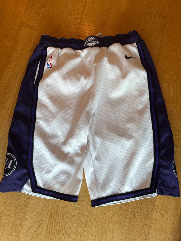 LAKERS stuttbuxur(lítill blettur)