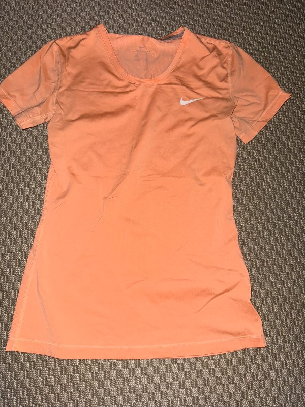 Appelsínugulur Nike bolur