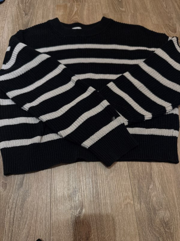 Svört og hvít prjónapeysa