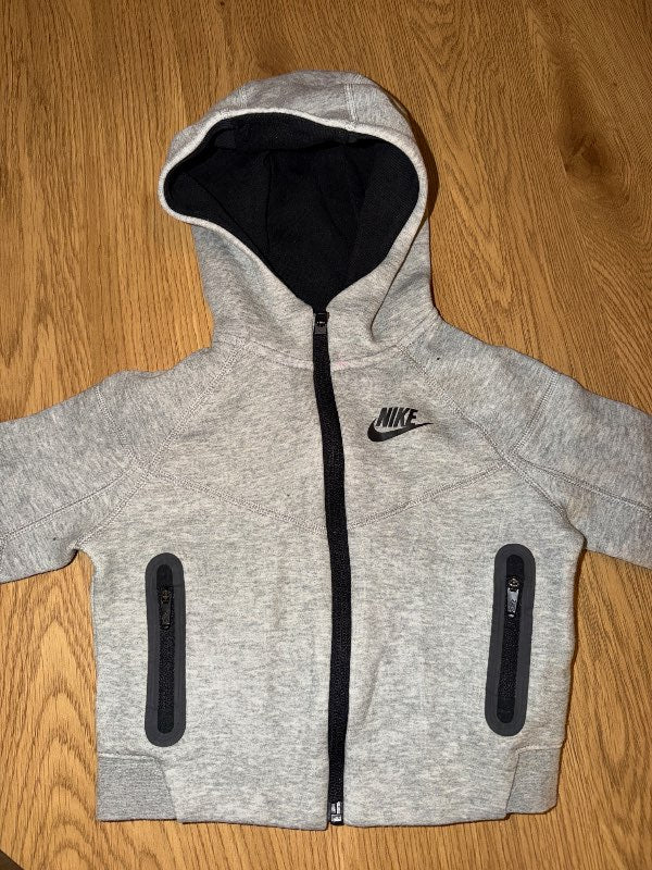 Nike Tech Peysa