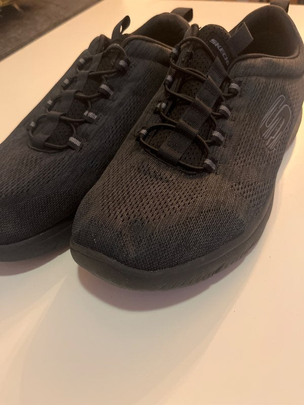 Sketchers svartir strigaskór