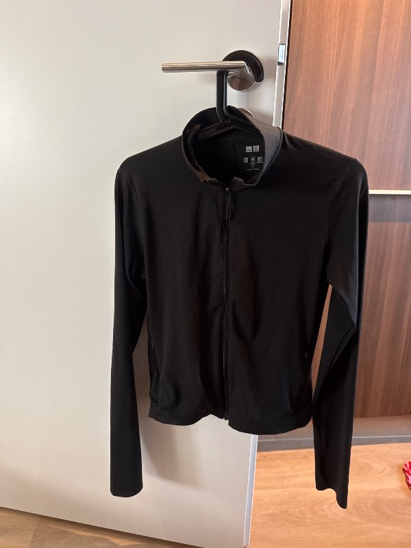 Uniqlo íþróttapeysa