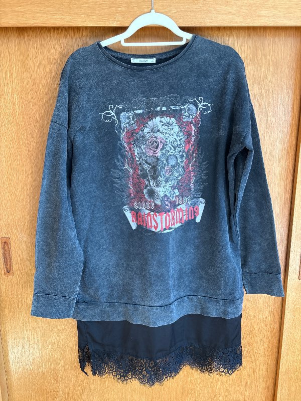 Peysukjóll með blúndu undan